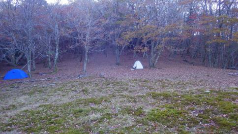 九折小屋近くのキャンプ場到着です。今日はここでテントで宿泊です。